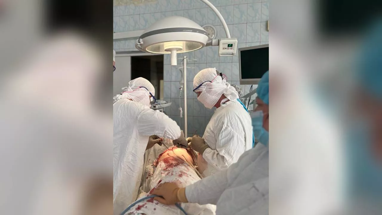Стало известно о состоянии омички, которую зарезала знакомая