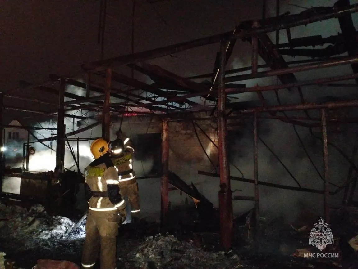 Пожар в двухэтажном доме в Омском районе тушили 5 пожарных машин и 22 человека