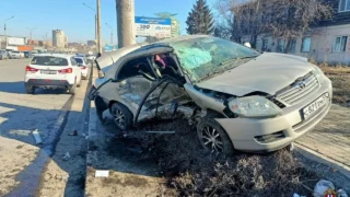 Утром в центре Омска иномарка врезалась в фонарный столб после столкновения с автомобилем: есть пострадавшие