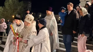 Виталий Хоценко поздравил омичей с Пасхой трогательным фото с семьей на службе