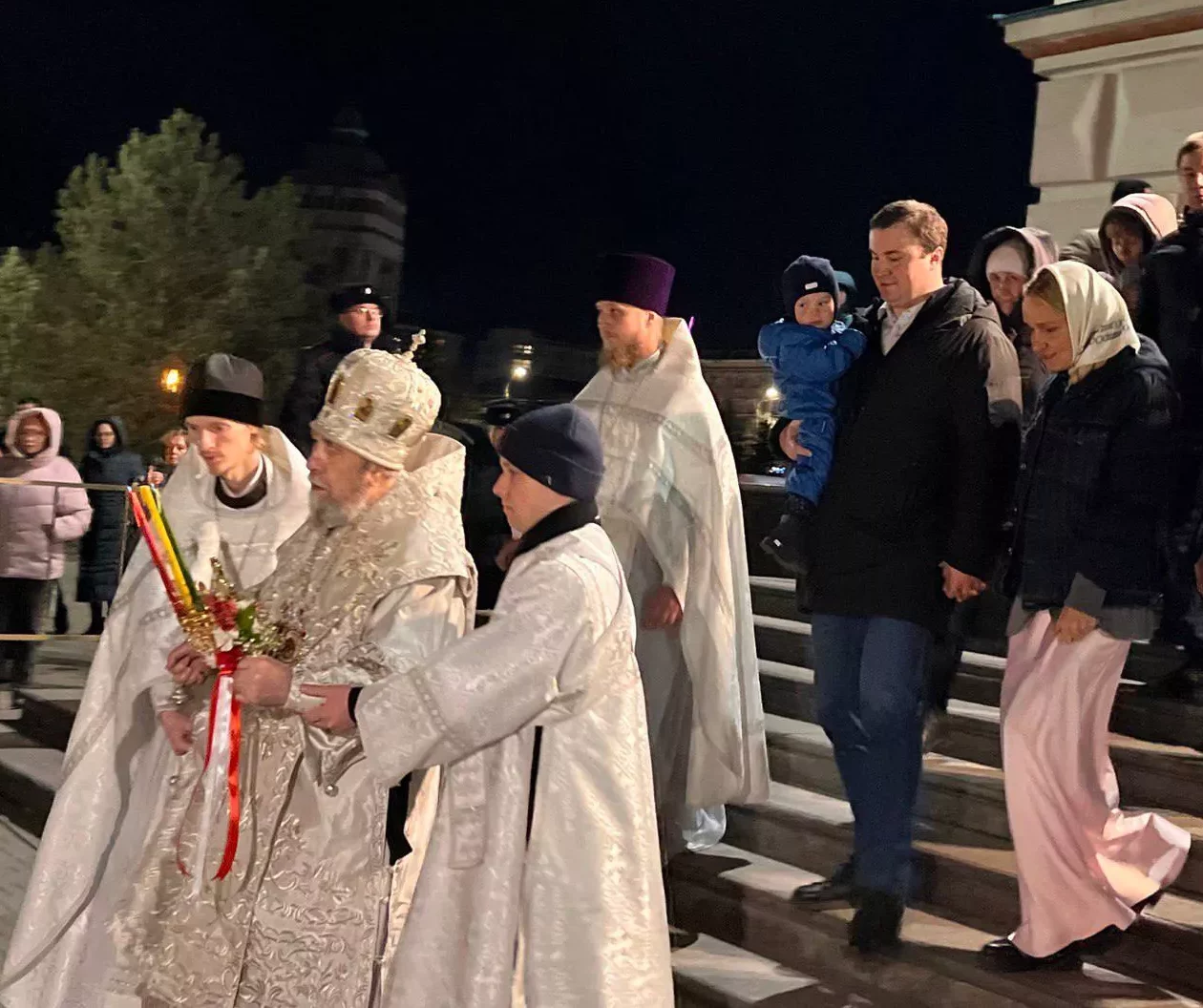 Виталий Хоценко поздравил омичей с Пасхой трогательным фото с семьей на службе