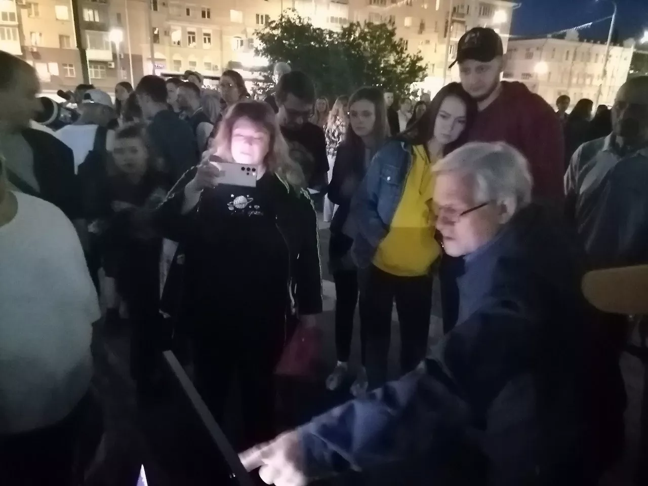 У Омской Пушкинки провели сеанс тротуарной астрономии!