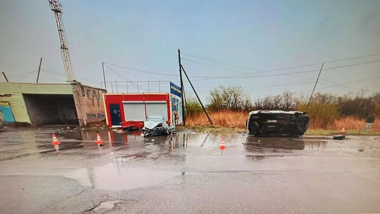 На выезде из Омска в ночном ДТП один человек погиб и пятеро пострадали