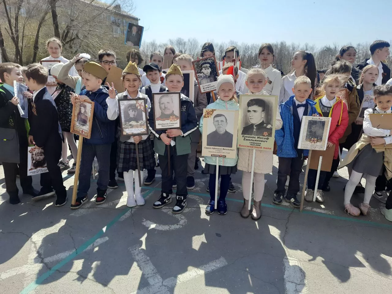 Тысячи омских школьников присоединились к акции «Бессмертный полк»