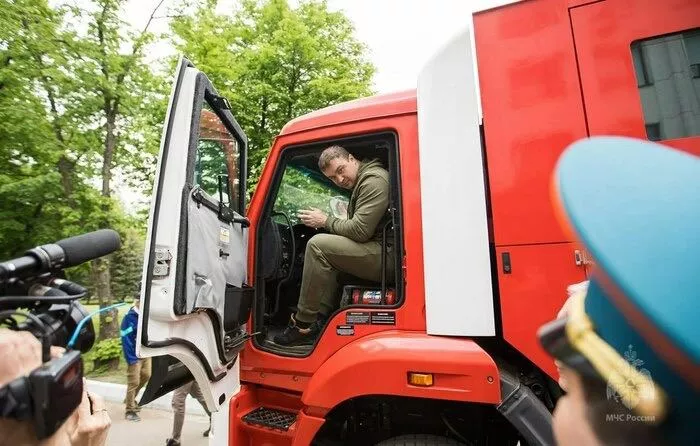 Виталий Хоценко передал пожарные машины стахановским спасателям