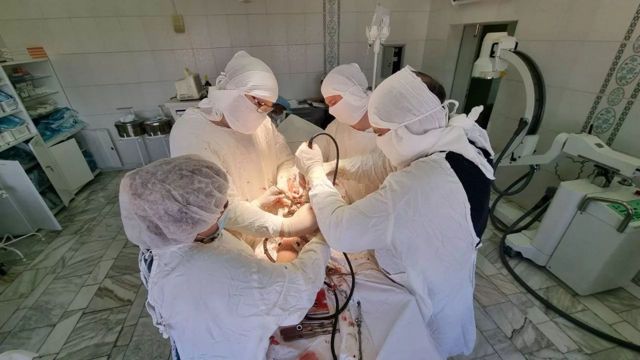 Омские медики семь часов оперировали подростка, который едва не лишился руки