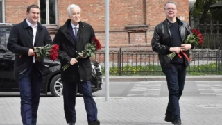 Виталий Хоценко вместе с губернатором Ставрополья возложил цветы к памятнику Сергея Манякина