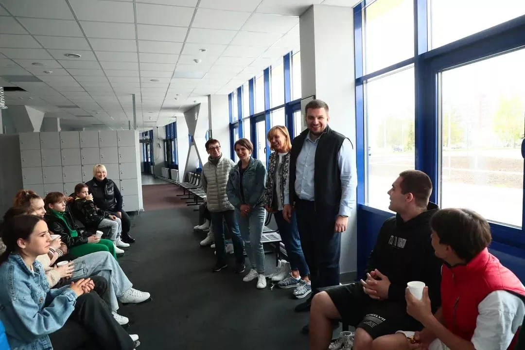 В Омск на двухнедельные сборы приехали спортсмены-акробаты из Стаханова