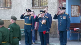 Военнослужащие Омского ракетного объединения поздравили 91-летнего ветерана Великой Отечественной войны Григория Чугуя