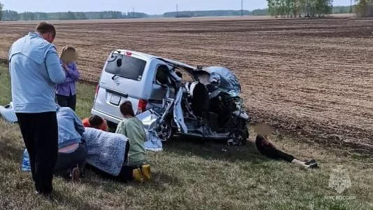 Под Калачинском столкнулись два автомобиля, среди пострадавших беременная женщина