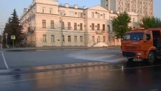 В Омске начали помывку дорог с шампунем