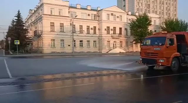 В Омске начали помывку дорог с шампунем
