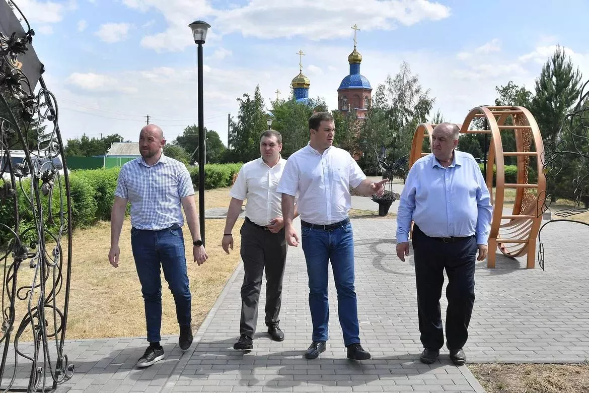 Виталий Хоценко оценил результаты благоустройства сквера Молодоженов в Нововаршавском районе