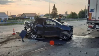 В Омской области на «трассе смерти» в аварии два грузовика смяли легковой автомобиль