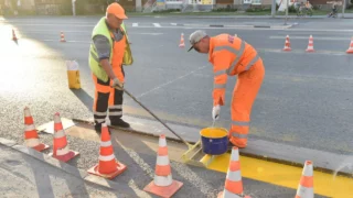 На улице Масленникова начали наносить пластиковую разметку