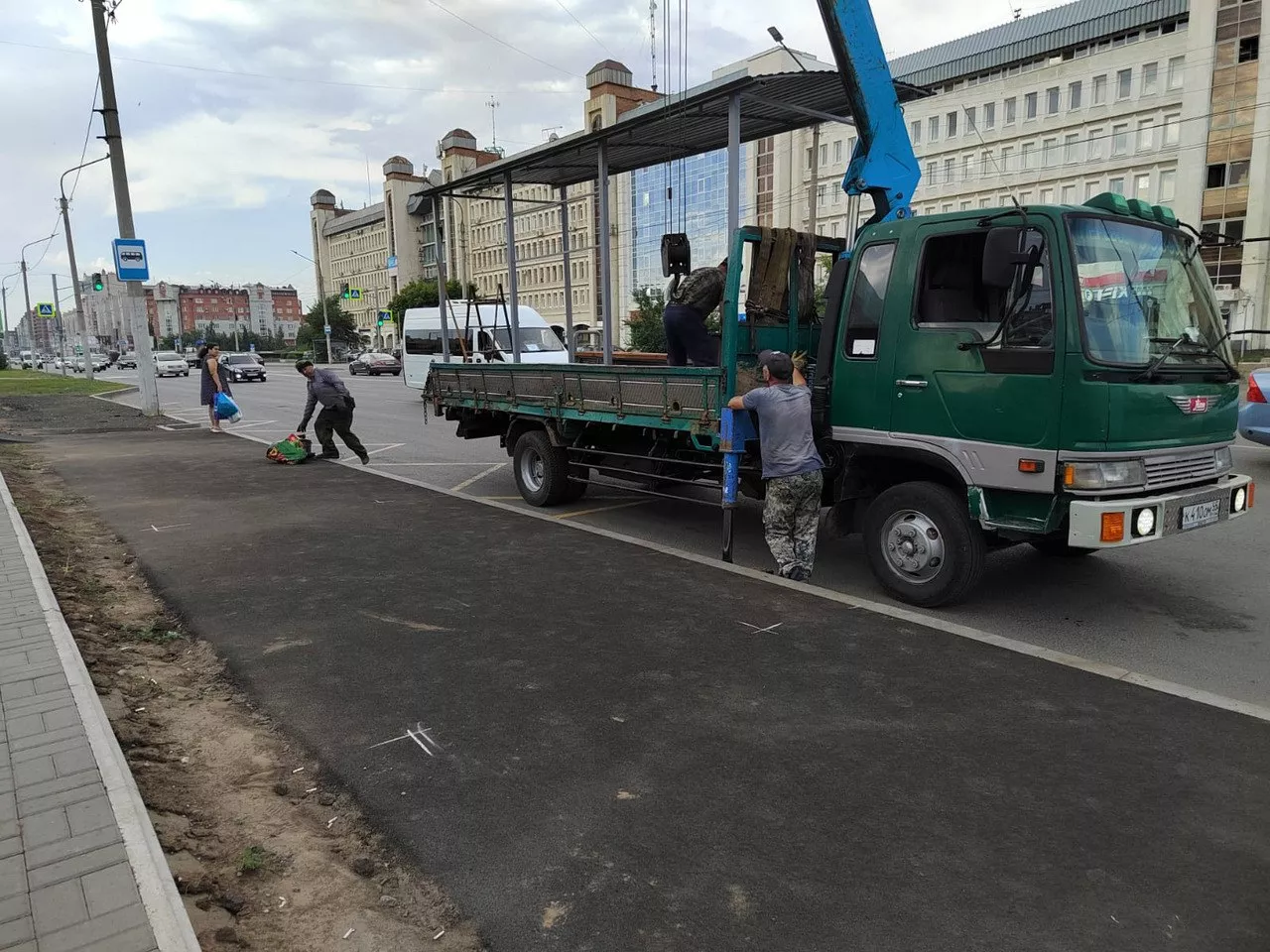 В Омске на остановках новой маршрутной сети установили навесы