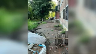 Появилось фото с места трагедии, где с крыши многоэтажки упал 17-летний омич