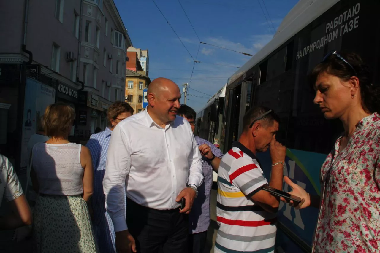 Мэр Омска Сергей Шелест прокатился на маршрутке