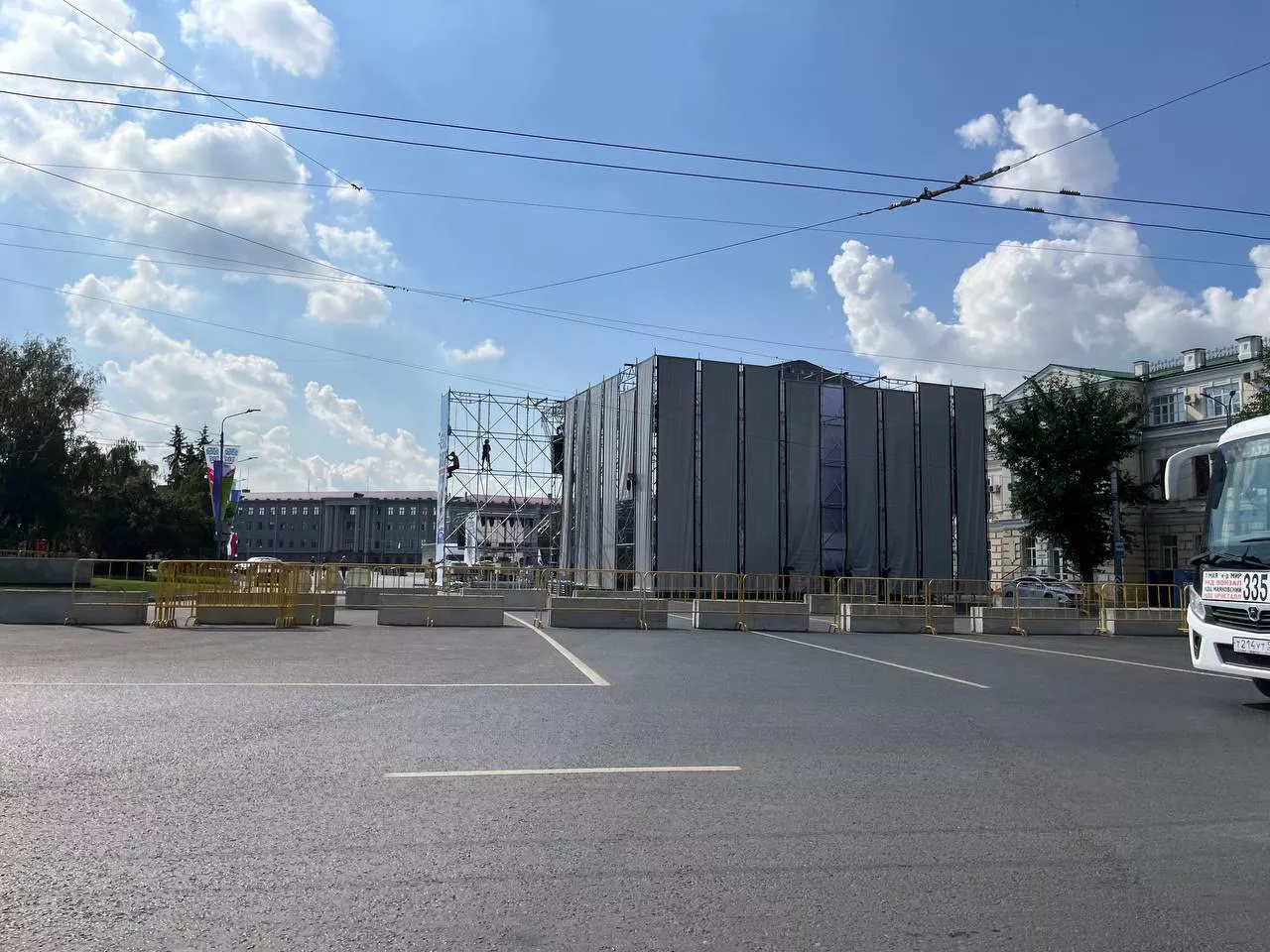 На Соборной площади начали собирать сцену к празднованию Дня города