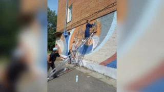 Омские врачи завершили еще одно граффити возле детской больницы