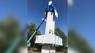 «Город трудовой доблести»: в Омске начали обновлять стелы на въезде в город