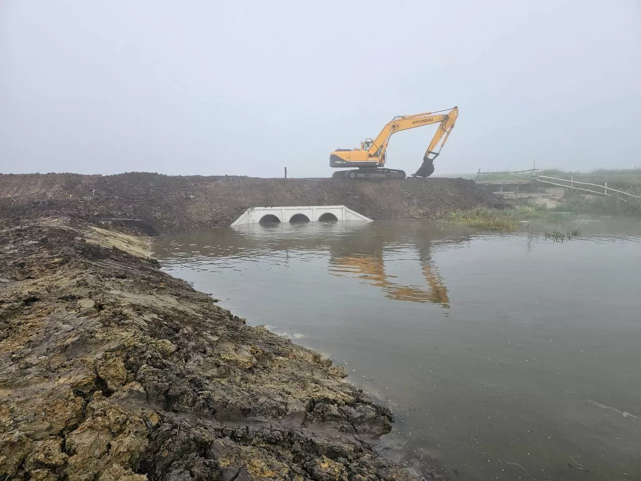 В Крутинском районе пустили воду по течению реки Оша
