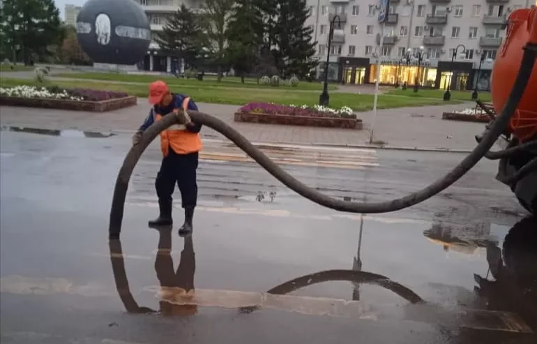 В Омске после дождя откачали более 400 кубометров воды