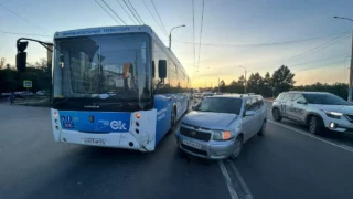 В Омске в ДТП пострадали трое пассажиров автобуса, в том числе ребенок 2016 года рождения