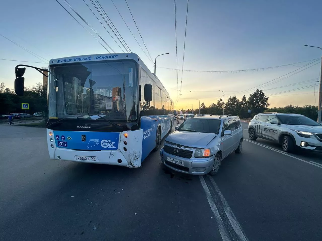 В Омске в ДТП пострадали трое пассажиров автобуса, в том числе ребенок 2016 года рождения