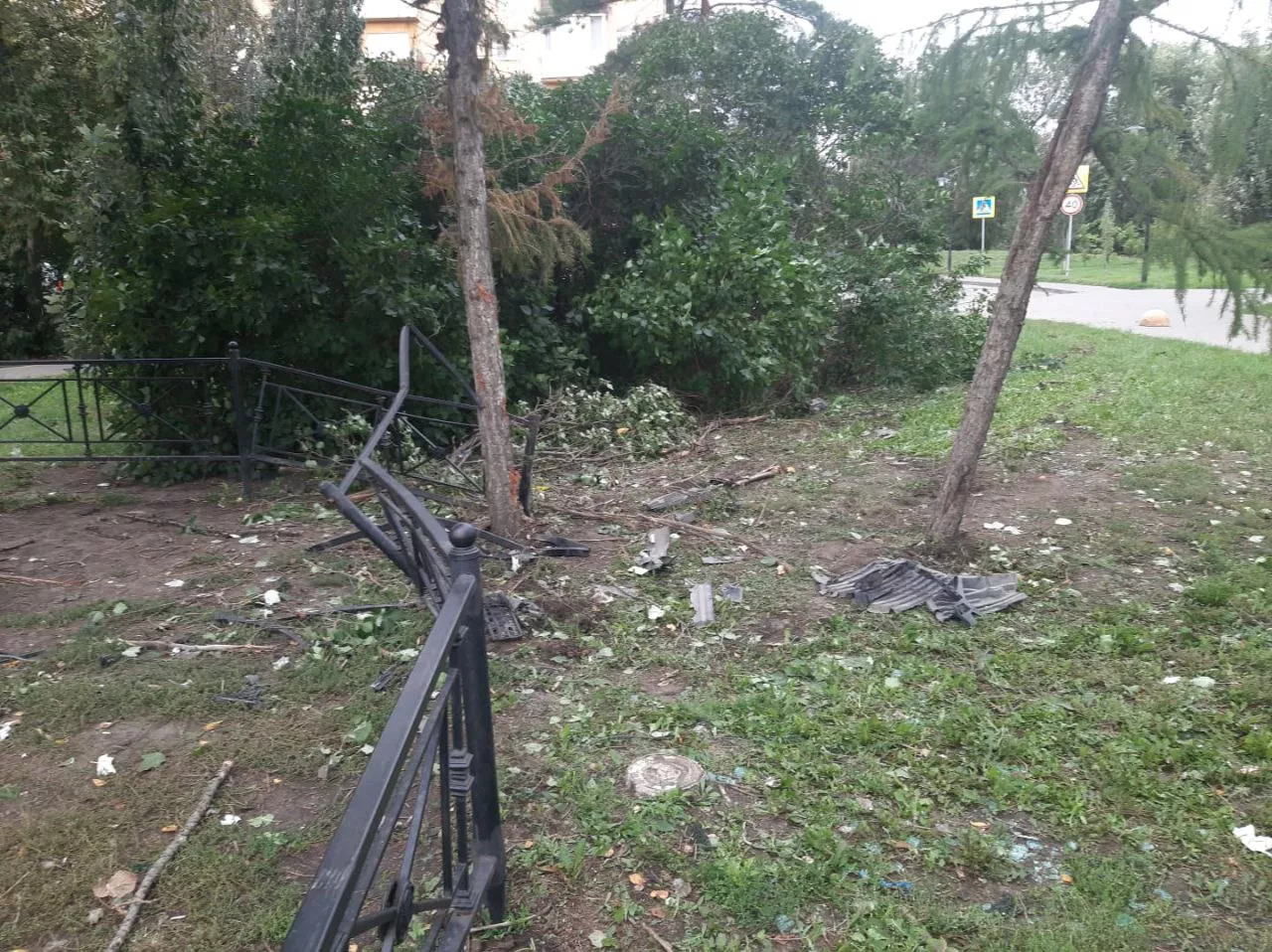 Ограждение на бульваре Победы в Омске было повреждено из-за ДТП