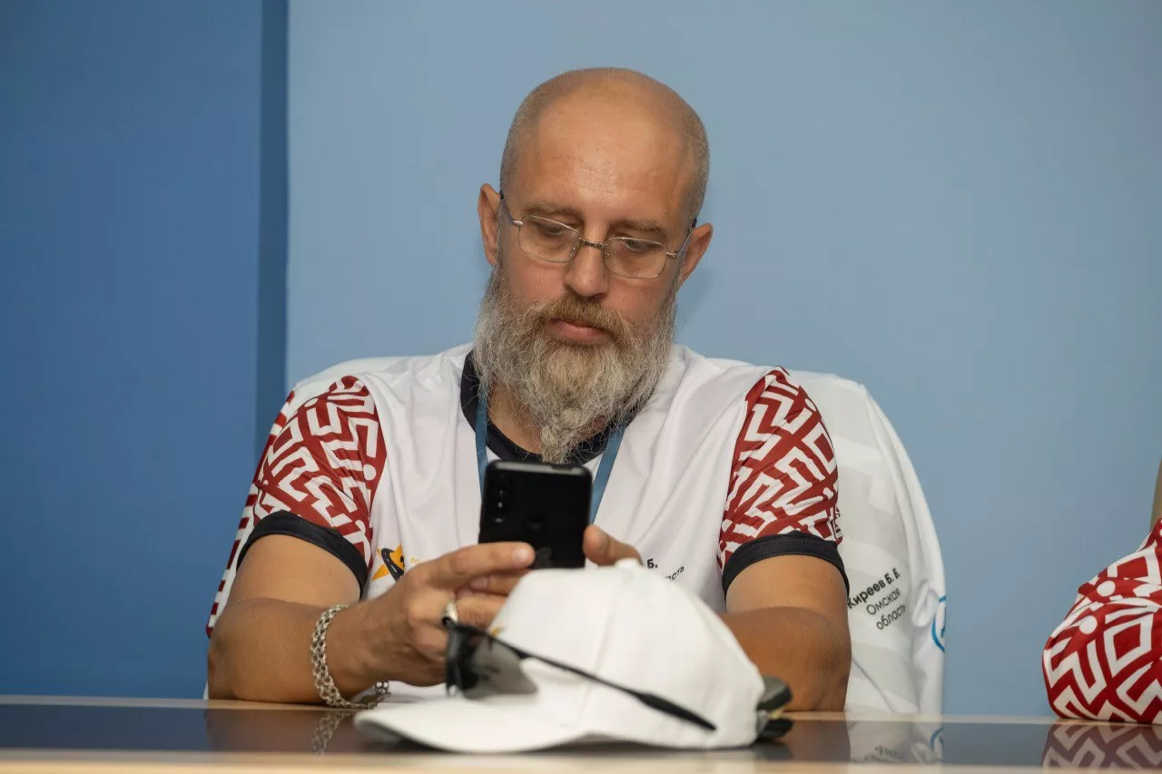Таксиста из Омска признали самым артистичным в стране