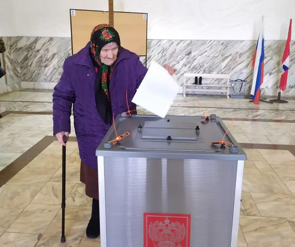 100-летняя омичка пришла на выборы губернатора