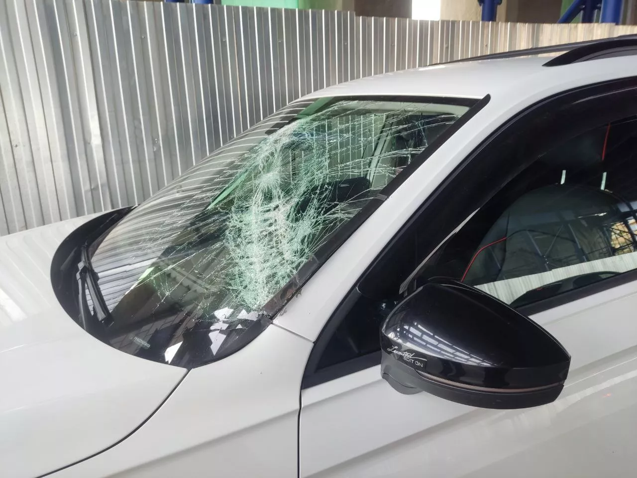 Водитель легкового автомобиля в Омске едва не пострадал на Ленинградском мосту во время работ по обрезке металла