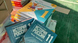 В Стаханов в рамках гуманитарного конвоя доставлены новые учебники из Омской области