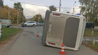 В Омске перевернулся микроавтобус, в котором были дети