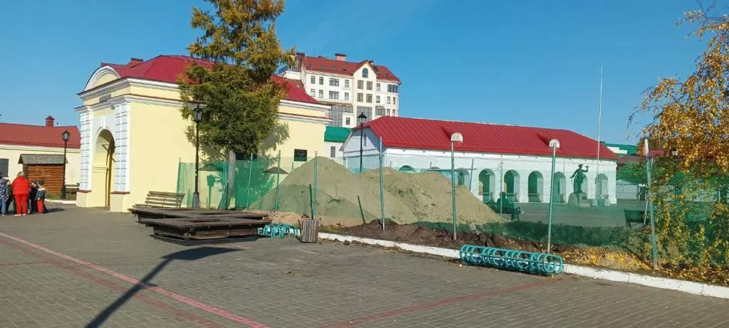 В «Омской крепости» идут работы по устройству основания для флагштока