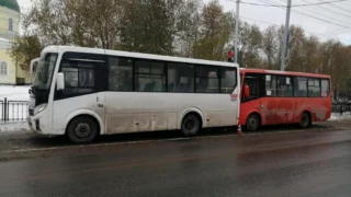 В Омске в центре города столкнулись два автобуса