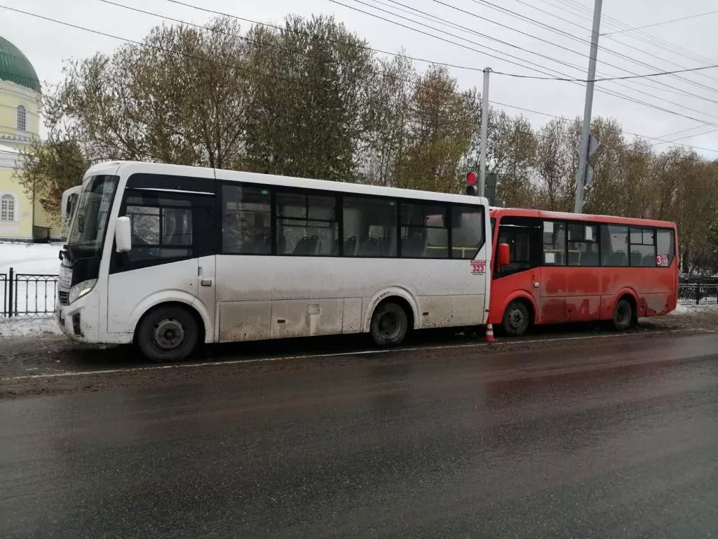 В Омске в центре города столкнулись два автобуса