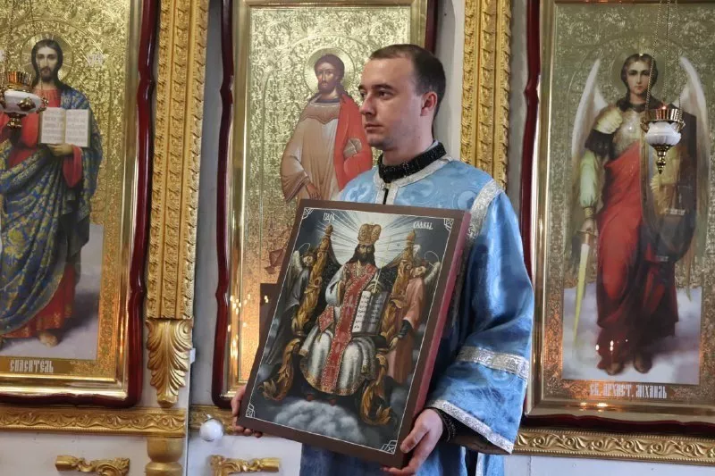 Копии трёх редких икон, отреставрированных в Омске, переданы в Стаханов