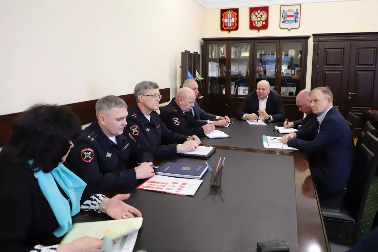 В мэрии состоялось расширенное заседание по поводу уборки снега и уменьшению снежной колейности