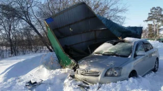 В Омской области пьяный мужчина врезался в мусорные баки — есть пострадавшие