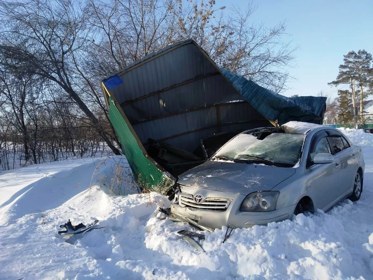 В Омской области пьяный мужчина врезался в мусорные баки — есть пострадавшие