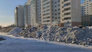 Омичи жалуются на огромные кучи снега