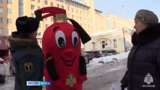 Огромный огнетушитель омичи встретили прямо на улице Омска