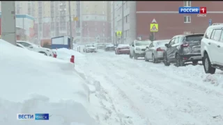 В Омске в авральном режиме убирают снег