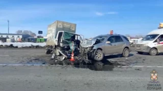 На трассе Омск-Тюмень произошло лобовое столкновение легковушки с большегрузом