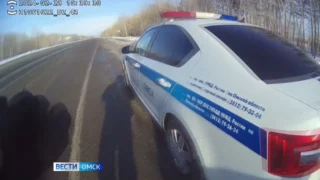 Омские госавтоинспекторы оказали помощь мужчине, которому стало плохо на трассе