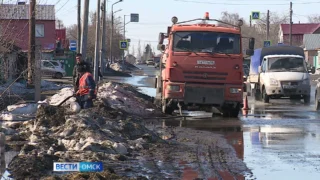 Дорожные службы активно продолжают вывоз снега с возможных мест подтоплений