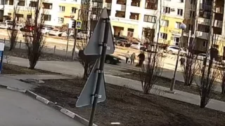 Два омича на электросамокате столкнулись с автомобилем