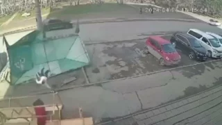 На Левобережье торговая палатка чуть не убила прохожего